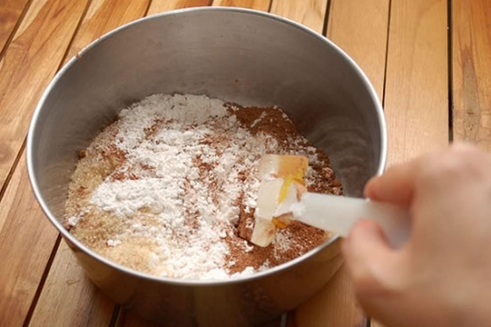 Муку, горчичный порошок, сахар и соль соединить в чашке. Вбить яйца, размешать до однородной массы и ввести уксус. 